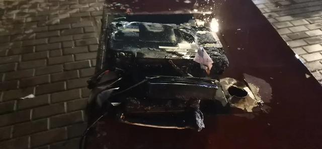 电脑着火了应什么，电脑着火了应怎么样（啥？你居然也不关电脑总电源）