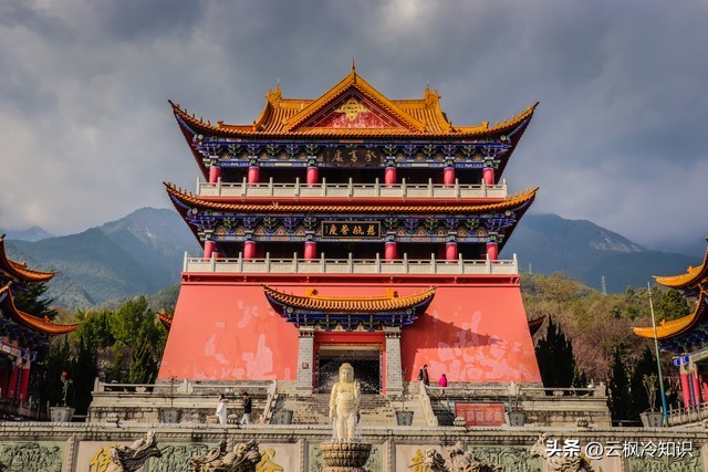 《鹿鼎记》中，多隆到底知不知道是韦小宝捅的他？