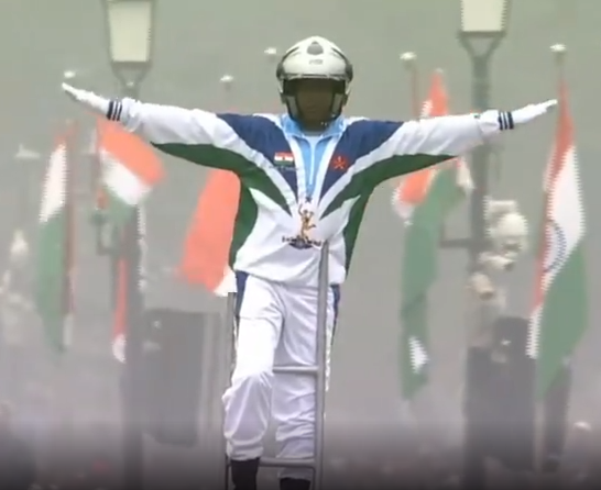 马戏团动物表演，马戏团表演有哪些节目（印度雾霾阅兵又成快乐源泉）