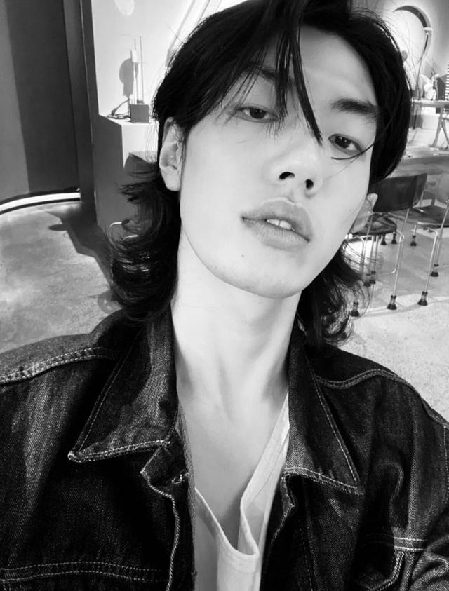 圆脸男生适合的发型，圆脸男生适合什么发型（又到了男生扎堆理发的季节）