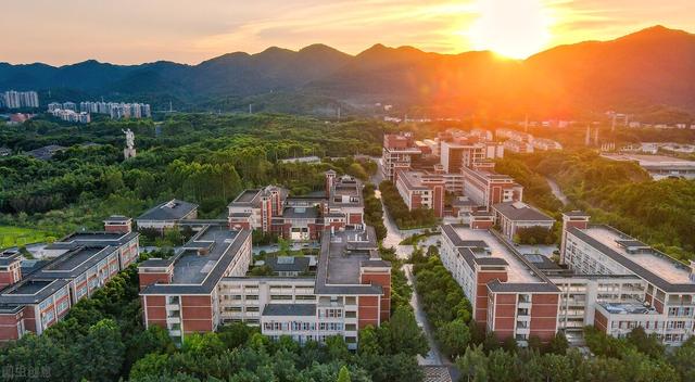 重庆医科大学专业，2021年重庆医科大学开设专业及招生专业目录表（重庆医科大学录取新生4243人）