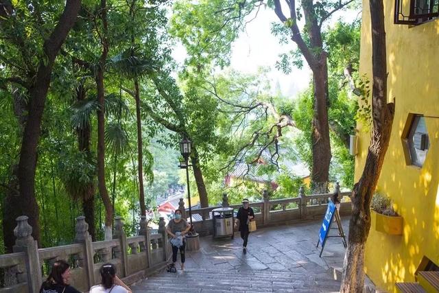 南京鸡鸣寺的历史简介，走进鸡鸣寺，感受千年历史