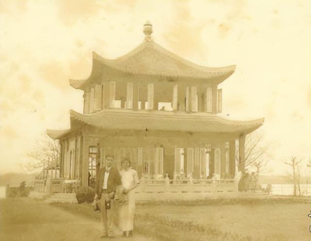 余光文的人物简介，余光中的简介与生平事迹（中国人民革命摄影事业的奠基人）