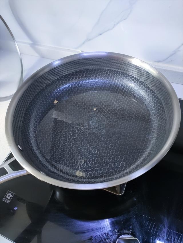 康巴赫炒锅怎么样，德国康巴赫炒锅怎么样（康巴赫第五代抗菌煎锅真的不粘锅）