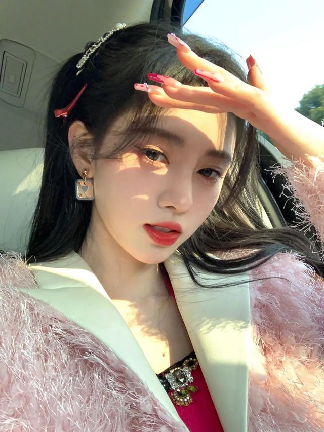 指甲油裸色和透明色有什么区别，护甲油和透明色的指甲油一样吗（显白好看，春夏必做）