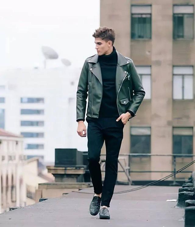 穿黑色毛衣的男人，男生牛仔裤配什么上衣好看（冬季高领毛衣才应该是男士的必备）