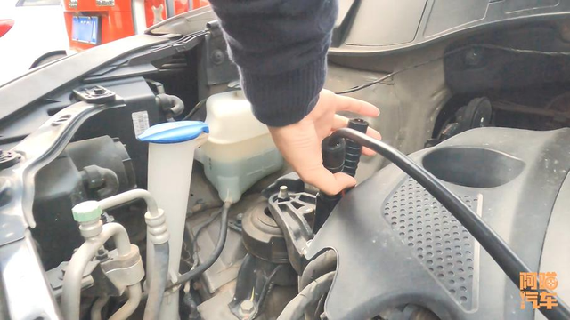 汽车没电怎么搭电，汽车电瓶没电了怎么搭电（车子没电了如何搭电启动）