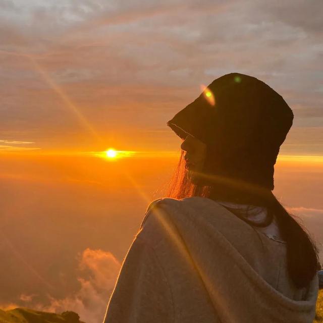 漂亮小姐姐图片，高清漂亮小姐姐的真人头像 俞人间-  ‘玫瑰可以在荒野盛开 深海也可以有星光.’微信（小裙子都觉得怀才不遇）