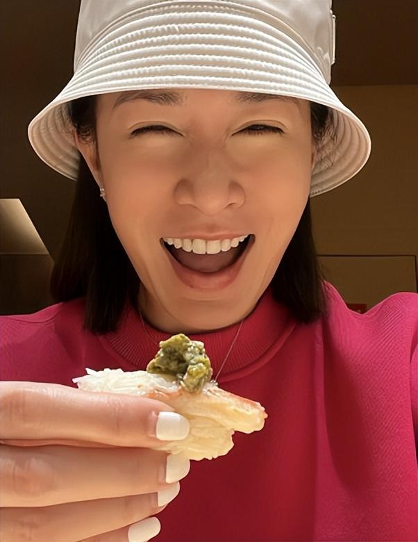 47岁佘诗曼素颜吃美食！轻咬手指表情搞怪，张嘴大笑面色红润