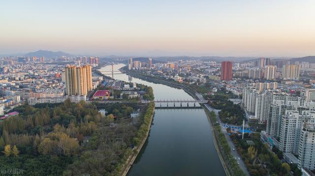 坐东朝西的房子风水，坐西朝东的房子风水（当地人都说不清自己是南方人或北方人）