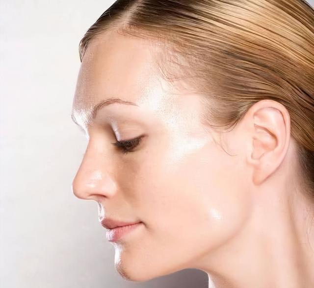 早上洗脸好还是不洗好，早上洗脸好还是晚上洗脸好（早上是用清水洗脸好）