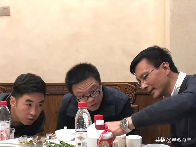 领导敬酒词怎么说又大方又简单，给领导敬酒怎么说简单大方（酒桌上该你敬酒时）