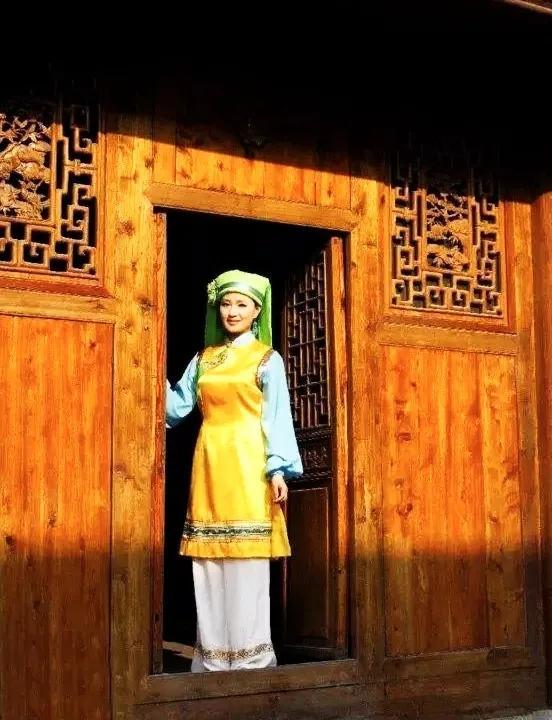 东乡族有什么风俗习惯，东乡族生活风俗（裕固族、东乡族、保安族等少数民族精美服饰文化）