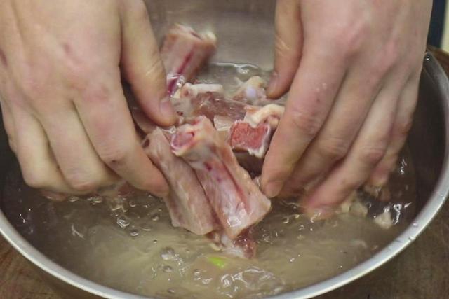 猪排骨怎样做好吃，排骨的正确做法最简单的（香到骨头里）