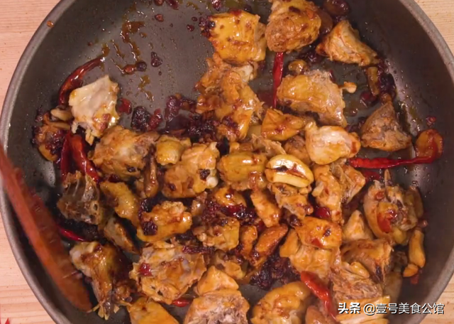 怎样做芋儿红烧鸡，芋儿烧鸡的正宗做法（分享一款鲜香肉嫩的芋儿烧鸡）