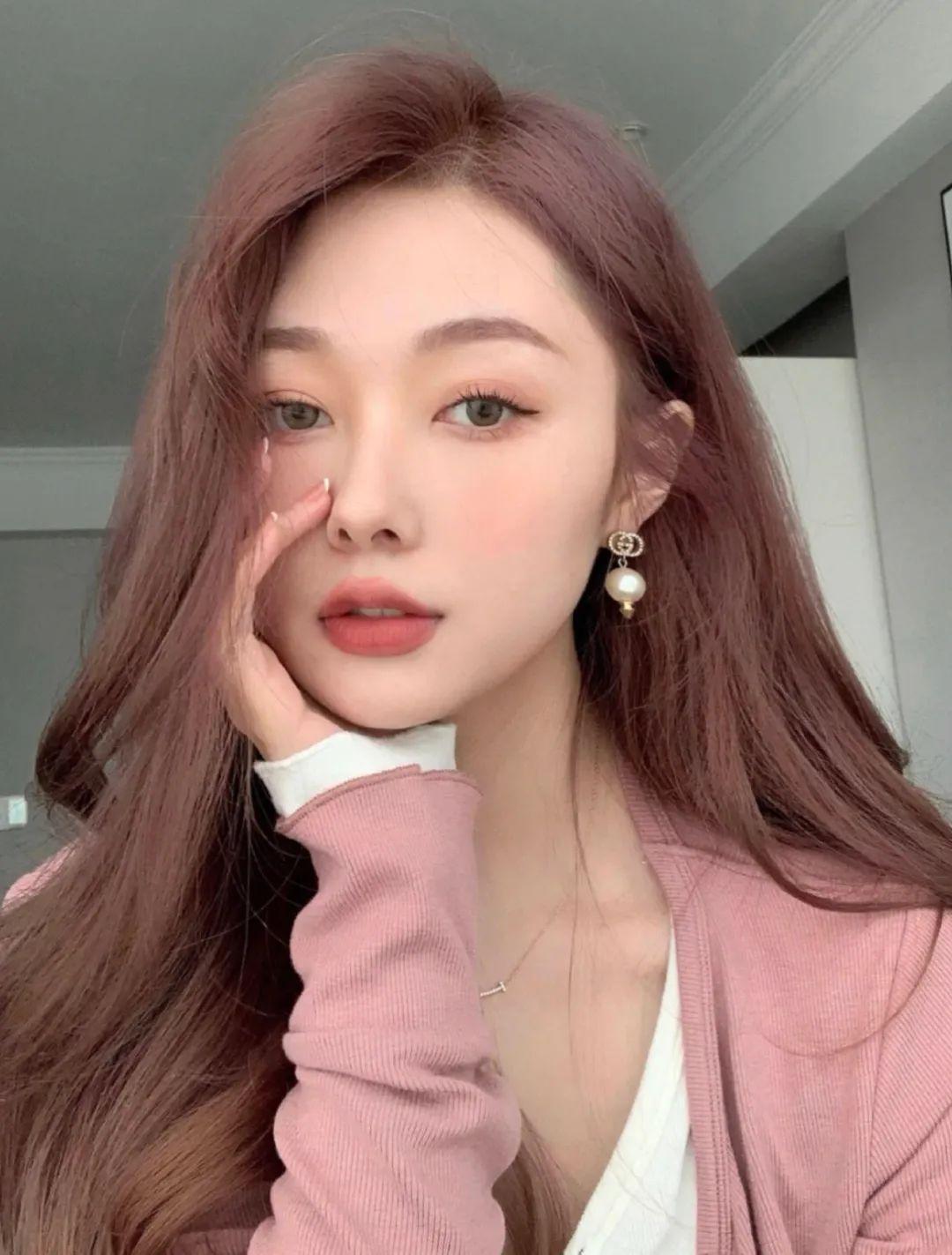 皮肤暗黄染什么颜色显白减龄,今年流行的减龄染发颜色