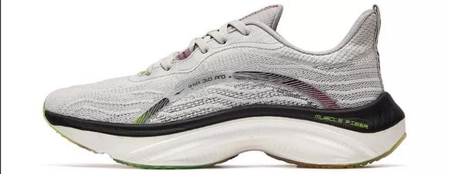 安踏跑鞋排行榜前十名，安踏篮球鞋排行榜前十名（近期人气跑鞋TOP10大公开）