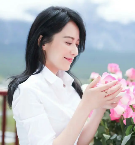气质和教养是装不出来的，内心很干净人的特点（她的五官和轮廓是所有女演员中最美的）