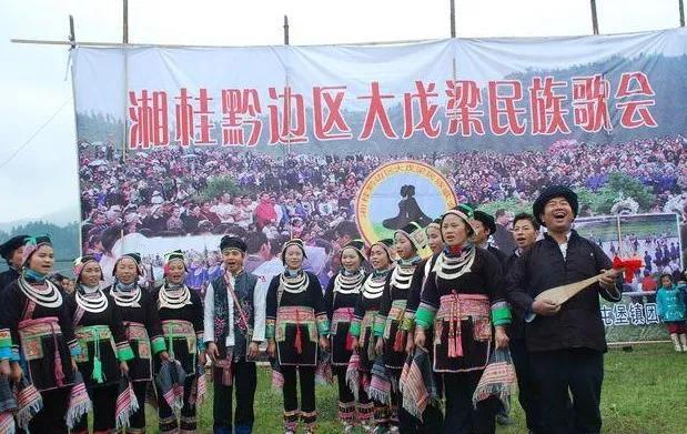 五十六个民族特色介绍，中国的56个民族介绍（五十六支民族，五十六个民俗）