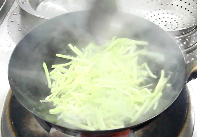 立秋吃什么传统食物，立秋吃什么传统食（老人说“立秋吃4宝）