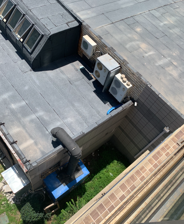 空调室外机噪音大，空调外机噪音大怎么解决办法（窗外3组空调外机嗡嗡作响）