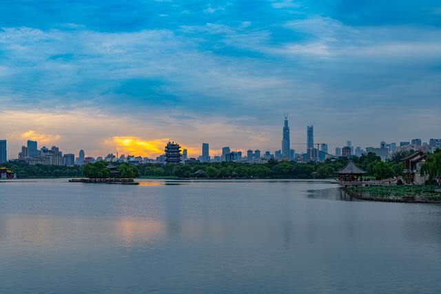 大明湖在哪里个城市，大明湖畔是什么意思（初秋的大明湖到底有多美）