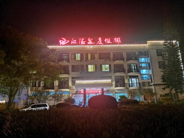 五一假期，西江温泉大小池子都爆满了。
