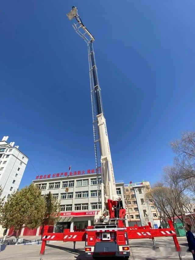 登高平台消防车，云梯消防车主要用于什么（我国花2400万元从芬兰进口一辆值吗）