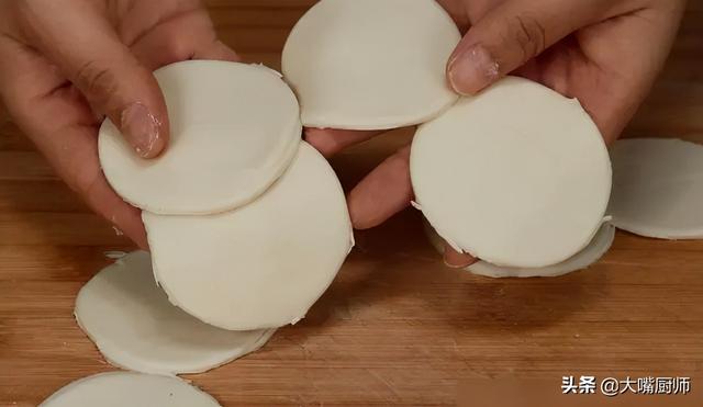 饺子皮怎么做，饺子皮怎么做包子（只要一个纯净水瓶）