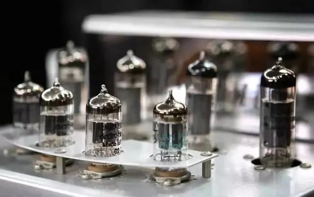 手机最早是谁发明的，手机最早是谁发明的人（<197>——美国三位科学家发明晶体管）