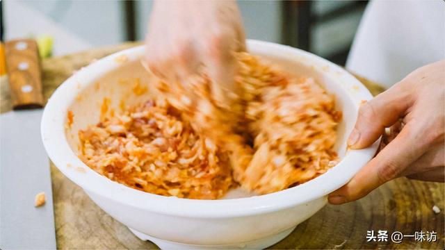 自制简单肉丸汤，家常自制肉丸子的做法汤（只用肉粒和蛋黄不用肉馅）