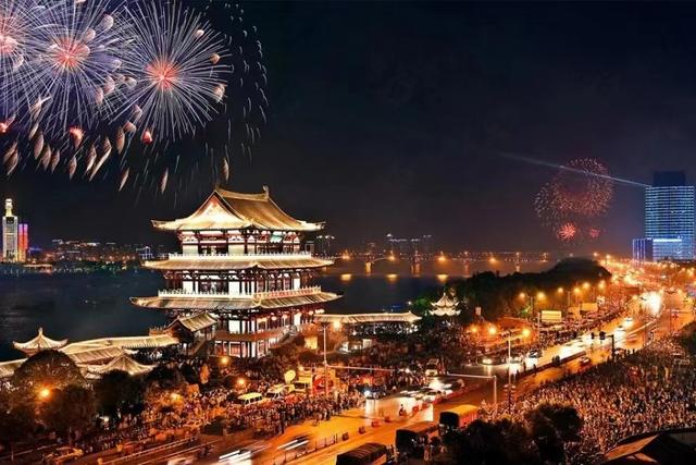 长沙有什么好吃的，长沙有什么好吃的特色美食街（长沙最有名的5种小吃）