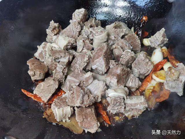 牛肉炖土豆怎么炖好吃又烂，牛肉炖土豆怎么炖好吃又烂干炸里脊（牛腩炖土豆的酒店做法）