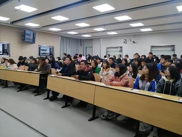 本科生考公务员的条件和要求，本科生能考公务员吗（达到要求的有望免试成“公务员”）