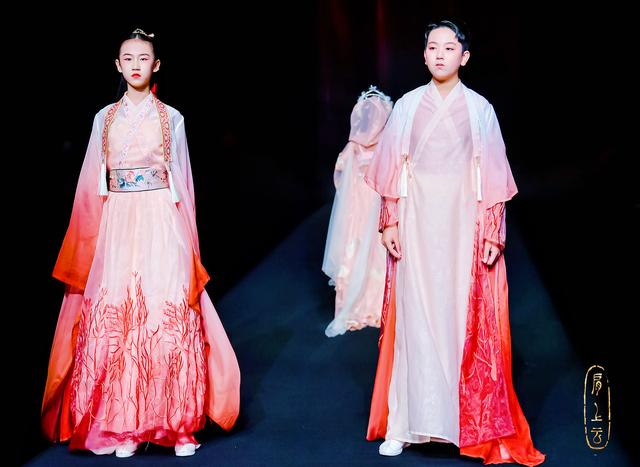 肩上的云歌词，肩上云系列在2023秋冬中国国际时装首秀