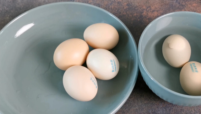 鸡蛋粘壳是什么原因，鸡蛋清粘壳是什么原因（煮鸡蛋别直接用水煮）