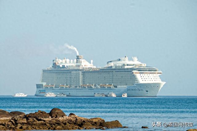 豪华游轮停靠泰国普吉 上千游客上岸旅游