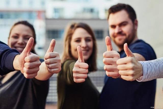 夸同事的句子简单一点，如何不着痕迹地赞美他人