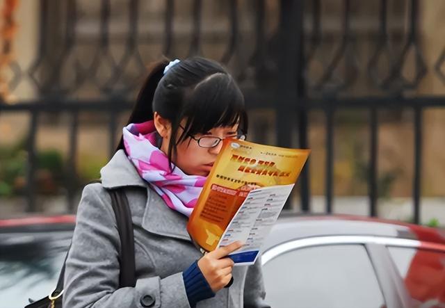 影响大学生就业的因素有哪些，大学生就业需要考虑的因素（“大学生就业不如高中生”）