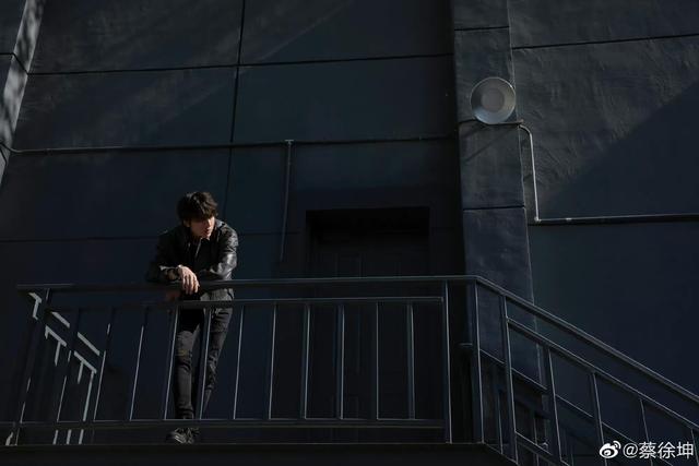 可爱帅气的蔡徐坤舞台图片精选 喜欢他的举个手呀，蔡徐坤照片高清帅气可爱（蔡徐坤帅照合集，简直不要太帅）