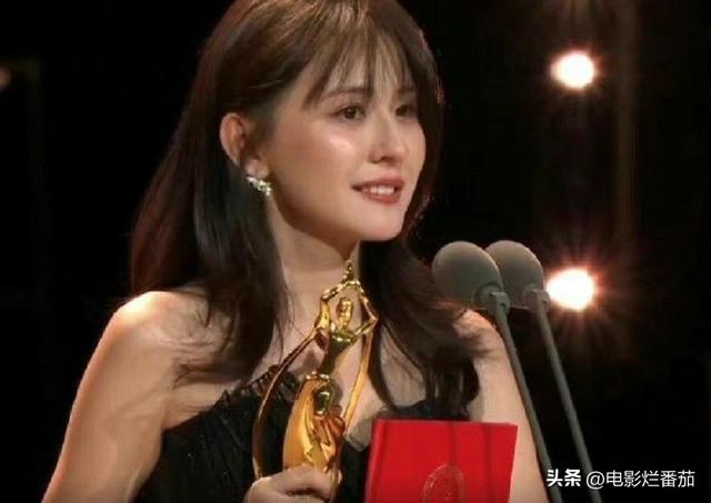 一打扮就惊艳的女生，什么人是一打扮起来就很惊艳的（热依扎黑寡妇造型揽大奖）