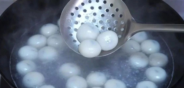 汤圆怎么煮好吃，怎么煮汤圆好吃（个个软糯香甜不开裂）