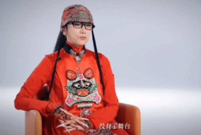 杨丽萍40多年没有指甲，曾为其每年花18万