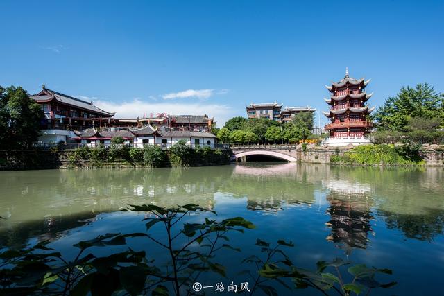 成都附近旅游景点排名，成都景点排行榜前十名（成都三个景色迷人的旅游胜地）