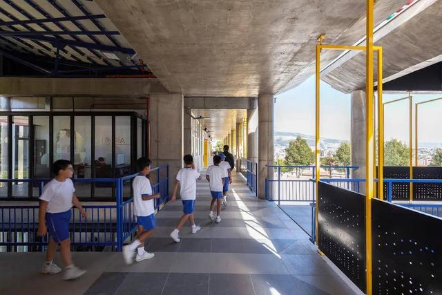 室内橡胶地砖的特点，橡胶地砖的生产工艺（中小学常用室内建筑装饰材料——地面篇）