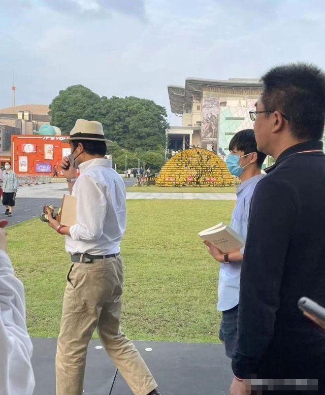 何炅新浪微博，何炅新浪微博粉丝（48岁何炅娇小似女生）