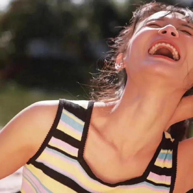 戴眼镜的女生头像，戴眼镜/女生/眼镜控微信（壁纸小馆：女生头像）