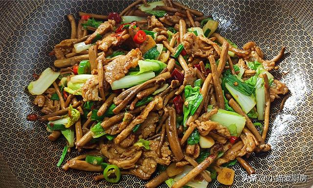 干茶树菇怎么吃，干茶树菇可以怎么吃（教你在家做干锅茶树菇）