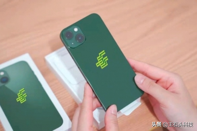 苹果官方推出绿色系iPhone 13，苹果官方推出绿色系iPhone（被网友换成了“邮政标”）