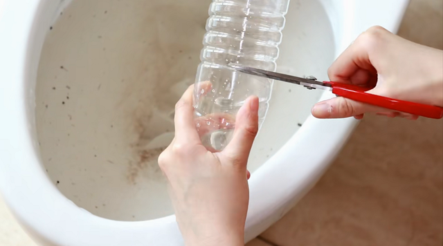 马桶出水孔堵了怎么通，马桶的孔怎么堵（马桶堵塞只需要1个塑料瓶）